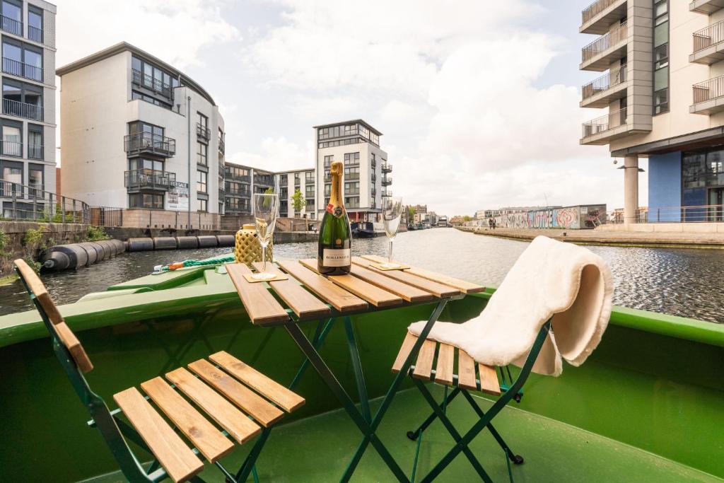 Facilities, The Four Sisters Boatel Houseboat in Edinburgh
