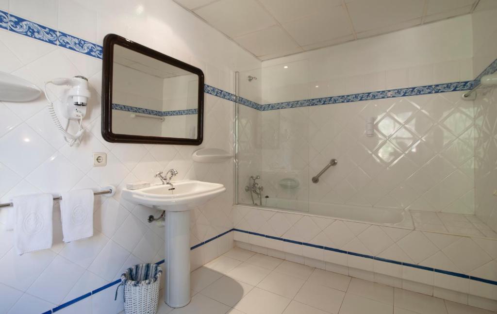 Hotel Bahia — Hotel rooms in Peguera, Balearic Islands