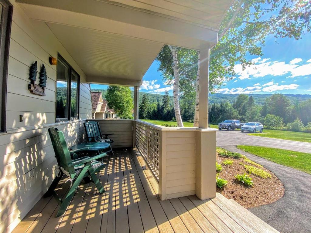 G5 WOW Stunning single level home next to golf course and Mt Washington Hotel AC skiing, Carroll