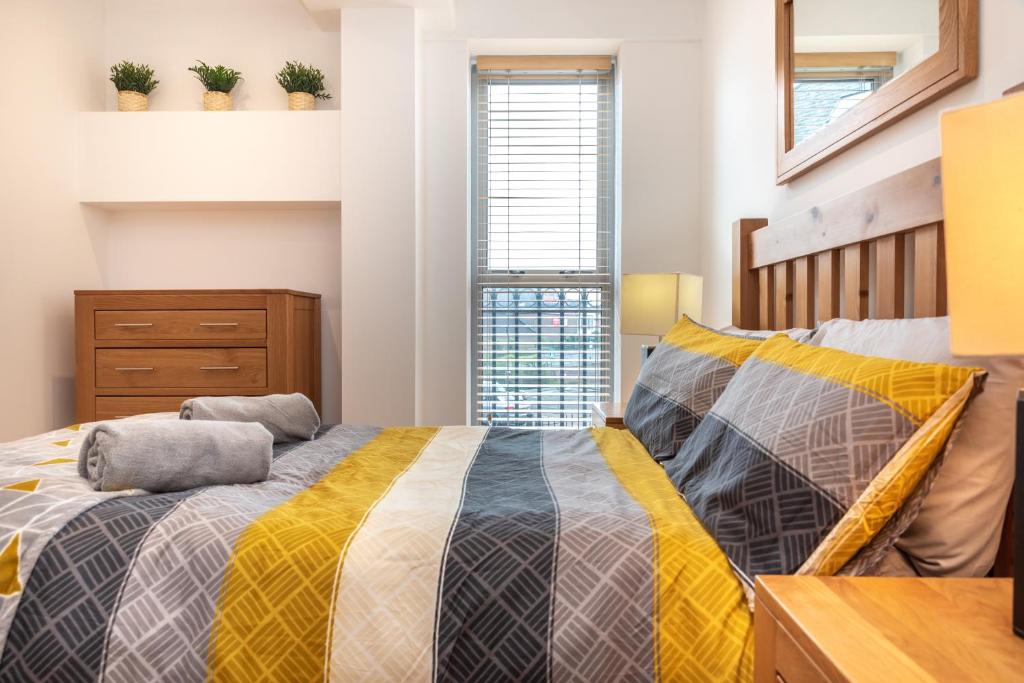 The Old Library - Modern Apartment near the Train Station and Racecourse, Newbury