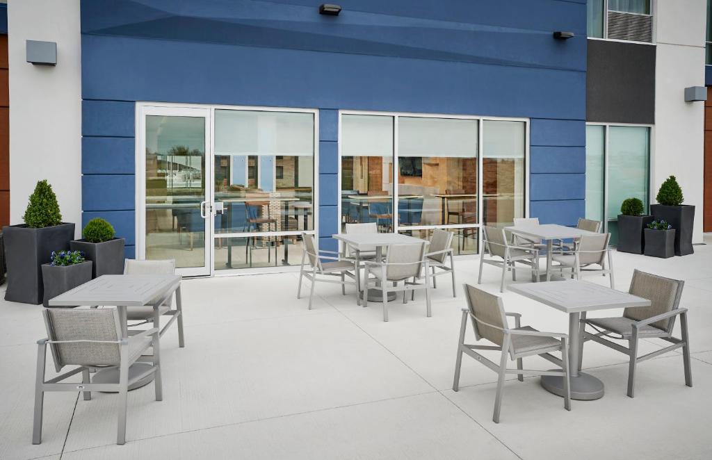 Holiday Inn Express & Suites Windsor East – Lakeshore By IHG 外観