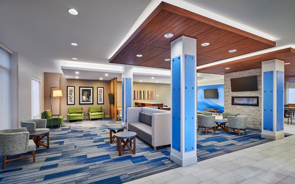 Holiday Inn Express & Suites Windsor East – Lakeshore, an IHG Hotel photo