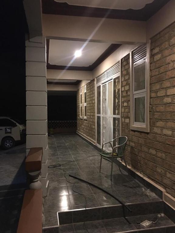 Lenny &amp; Micky's — Hotel in Kalangala