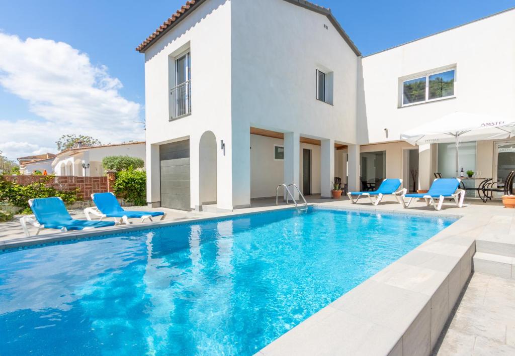 Goldhome - New house with private heated pool, parking, wifi, games room - 2