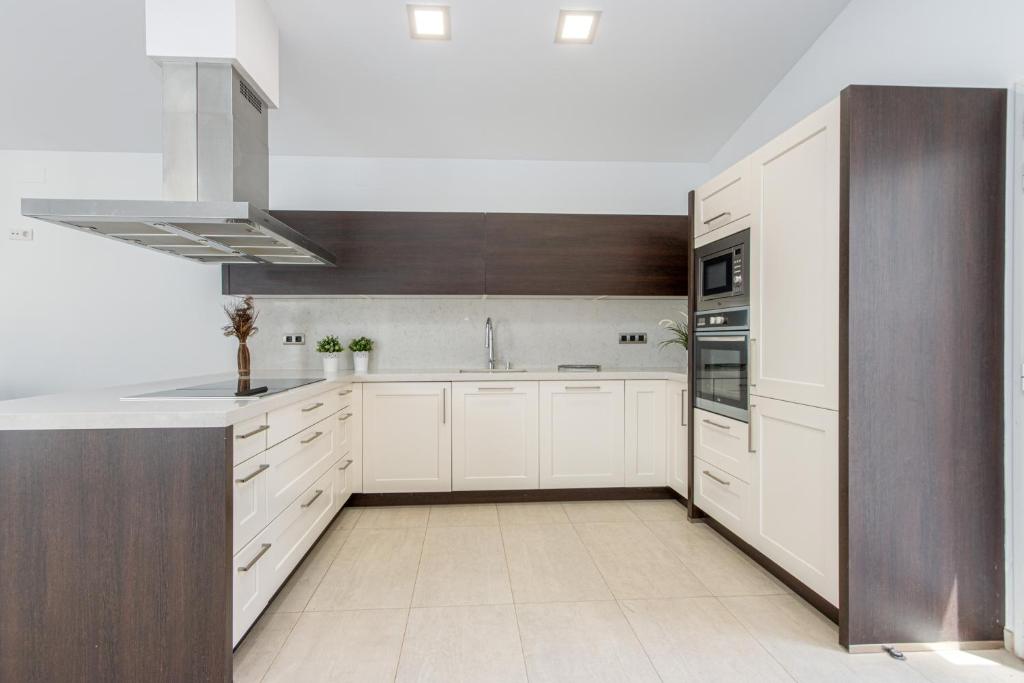 Goldhome - New house with private heated pool, parking, wifi, games room - 4