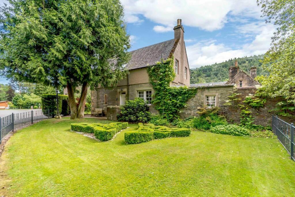 Factors House - A comfy cottage in countryside park with WIFI and access to bar and pool, Perth