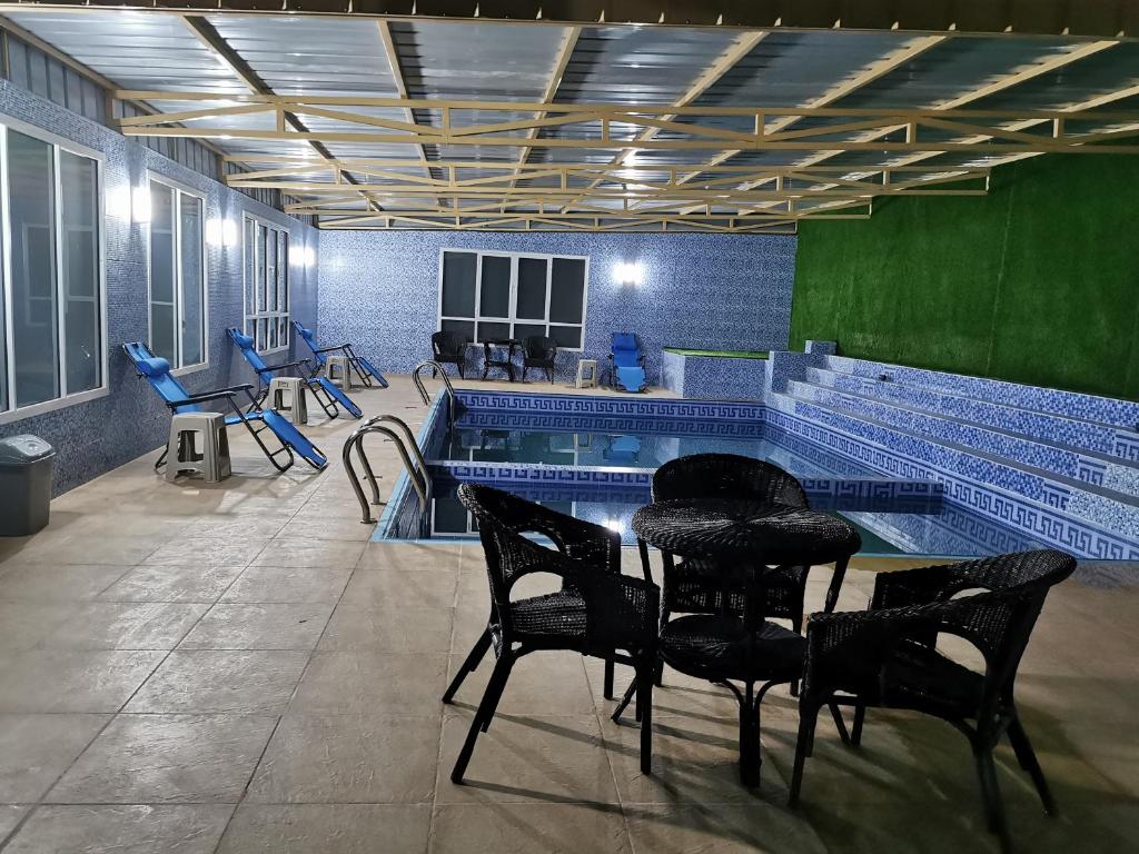 Swimming pool