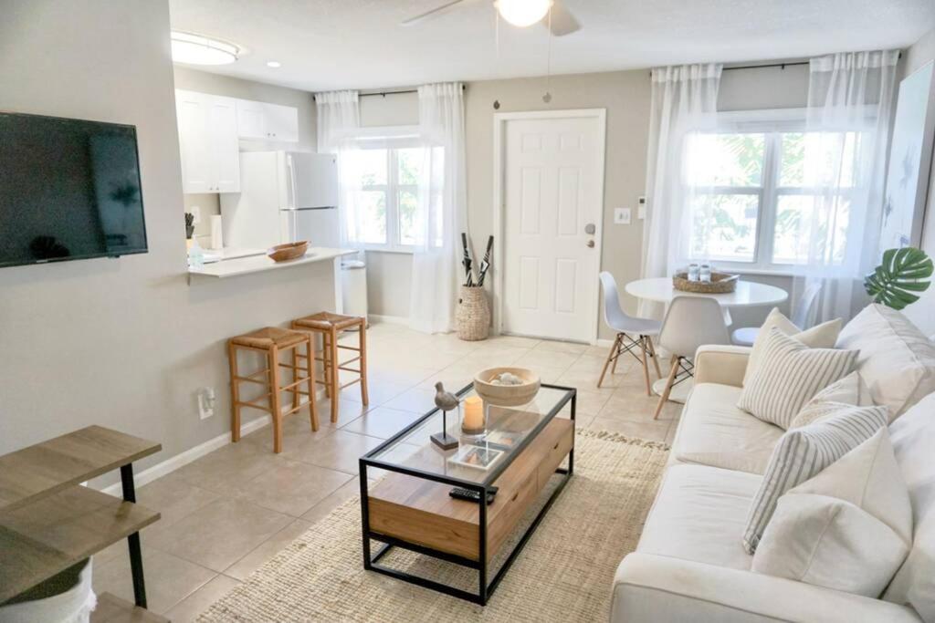 Serenity at Seascape: Steps to the beach & Shops, Palm Beach Shores