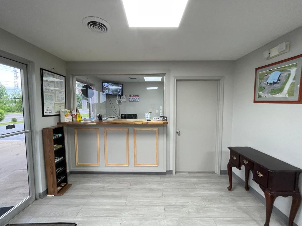 Embassy Inn - Hohenwald photo