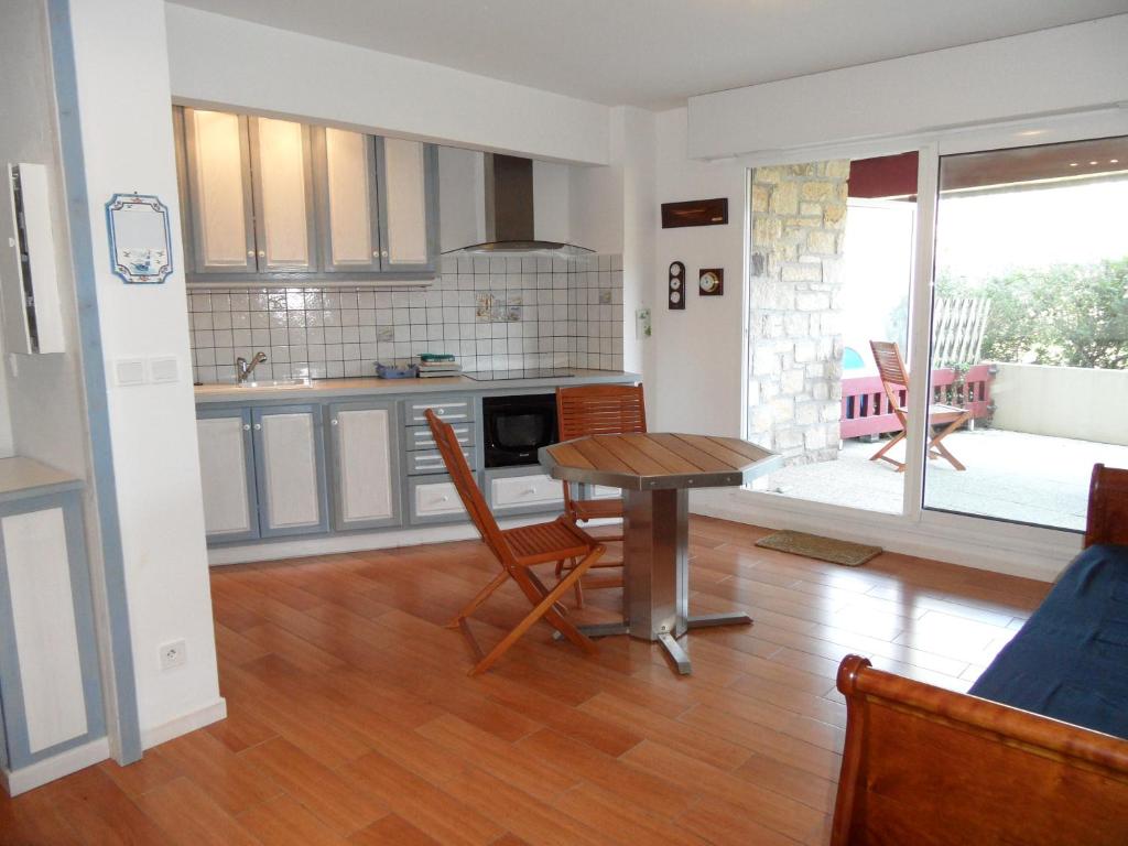 REF 005 Studio pour deux personnes avec terrasse résidence avec piscine PORT CROUESTY ARZON - 2