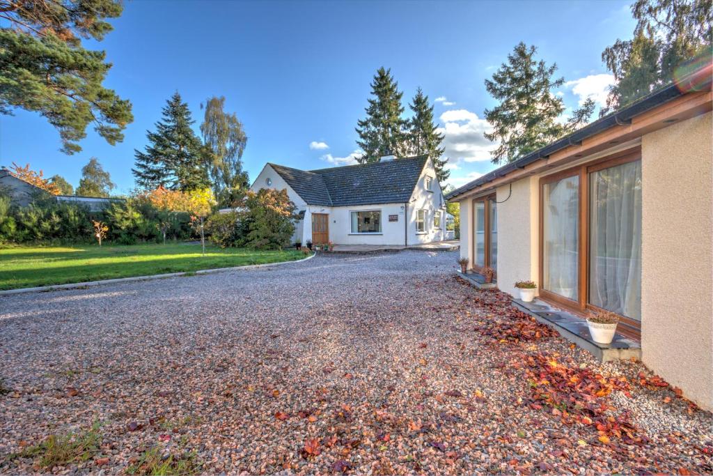 Charming 2-Bed Cottage in Inverness — Hotel in Inverness
