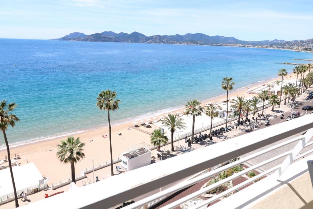 Amazing sea view 2 bedroom beach front 303 - 5