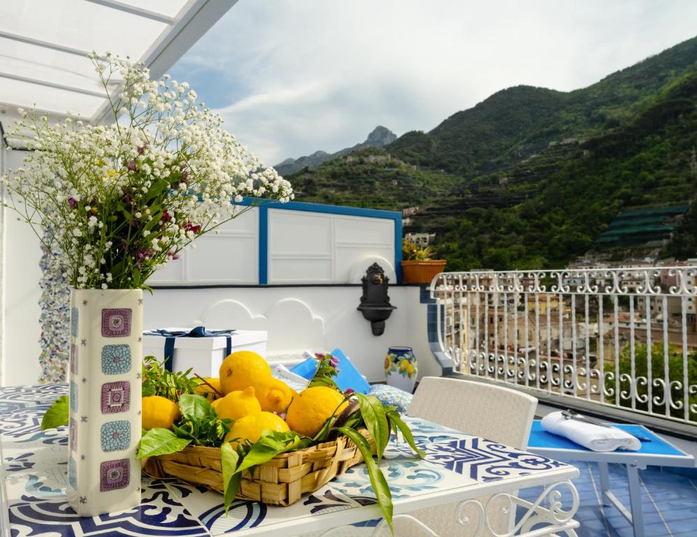 Grecale - amazing apartment with patio and sea view, Maiori