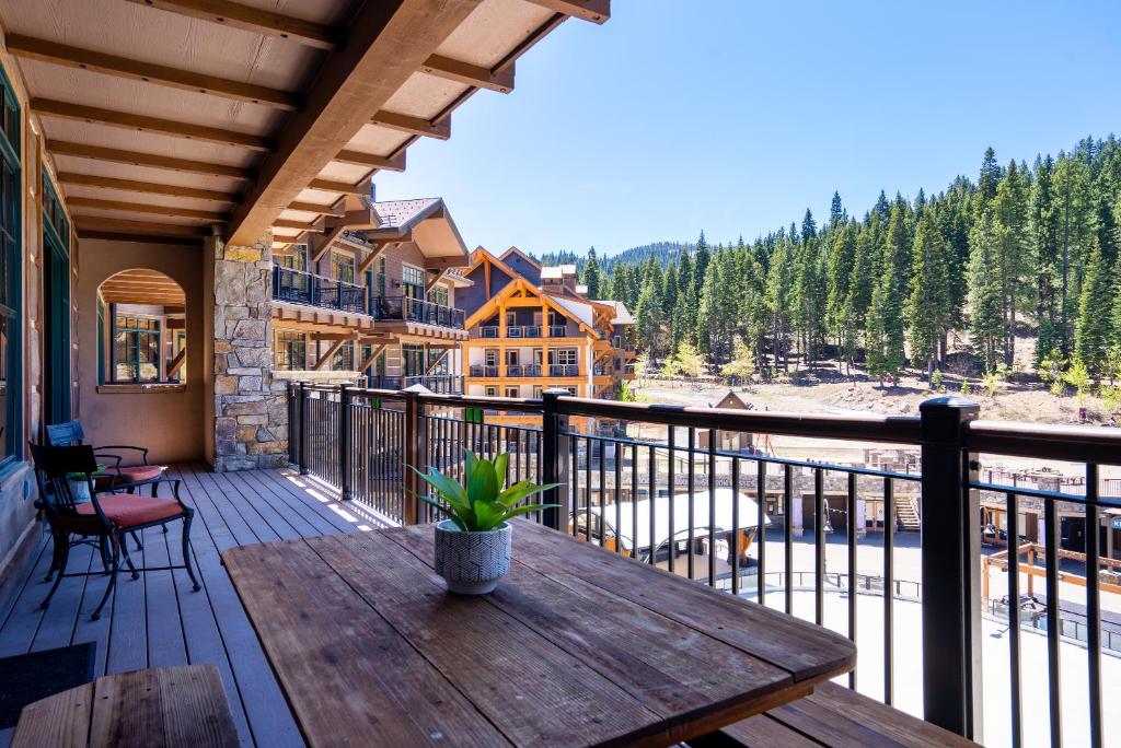 Reduce Rates w/ Skating Rink View in Northstar Village! Great Bear 404, Truckee