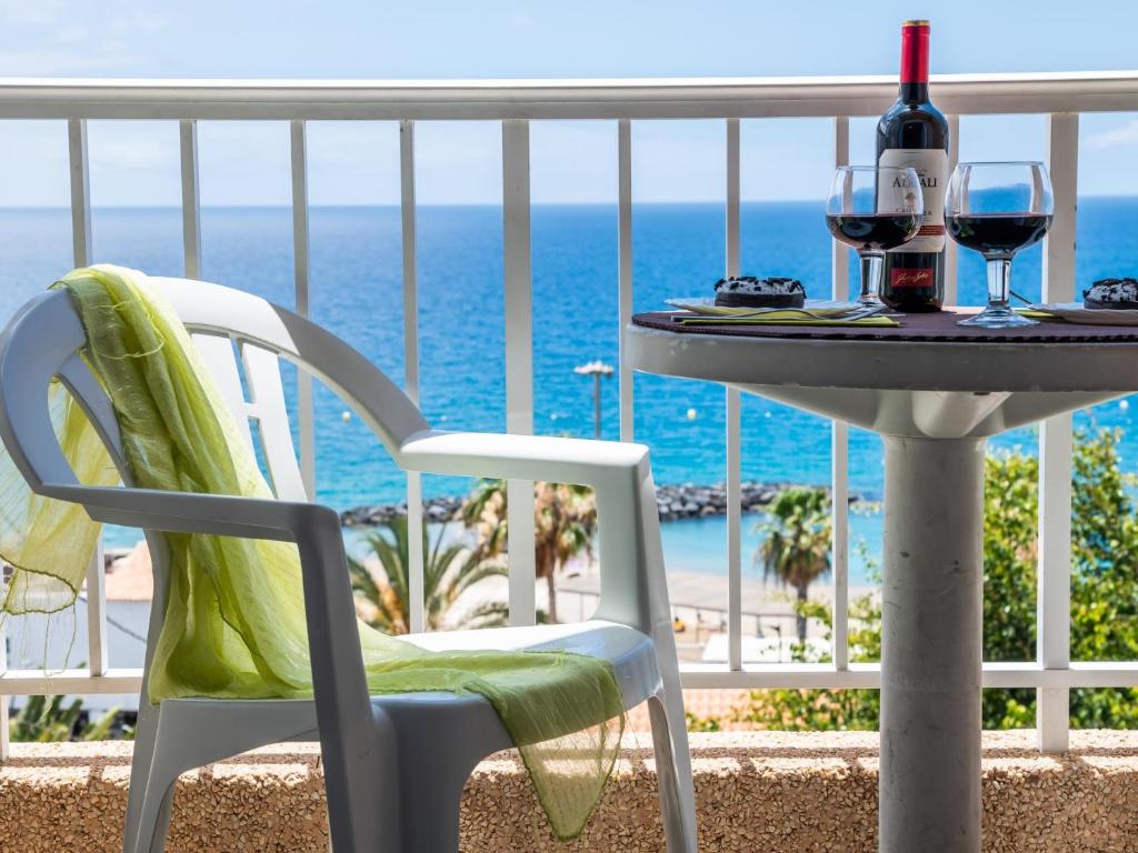 1 1 Beautiful seafront with balcony and WIFI - 2