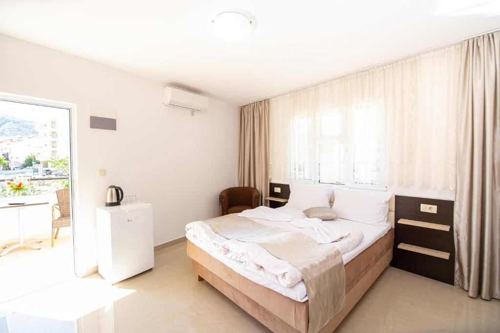 Saki Apartments photo