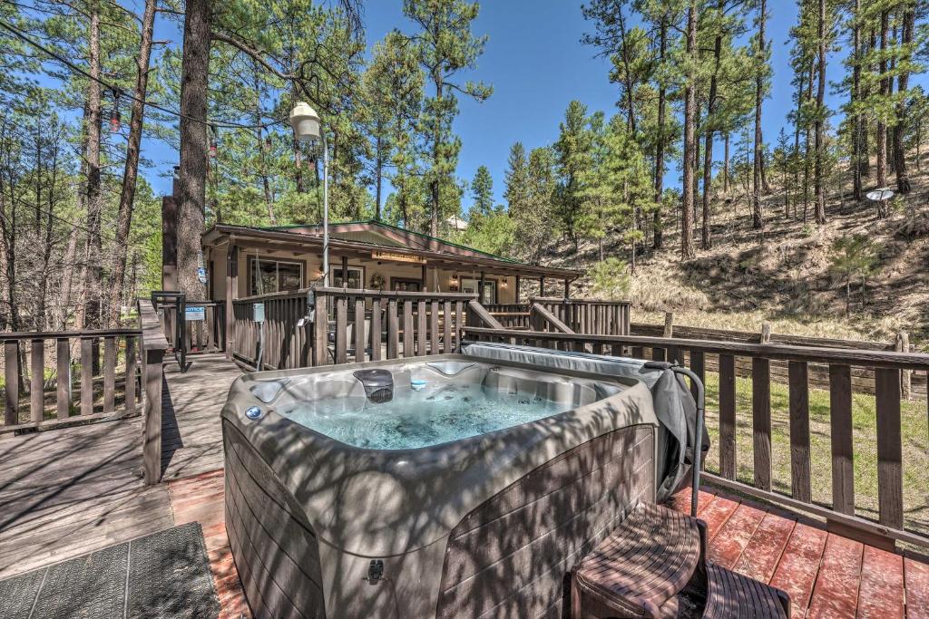 Tranquil Cabin with Stream and Deck Near Dtwn Ruidoso!, Ruidoso