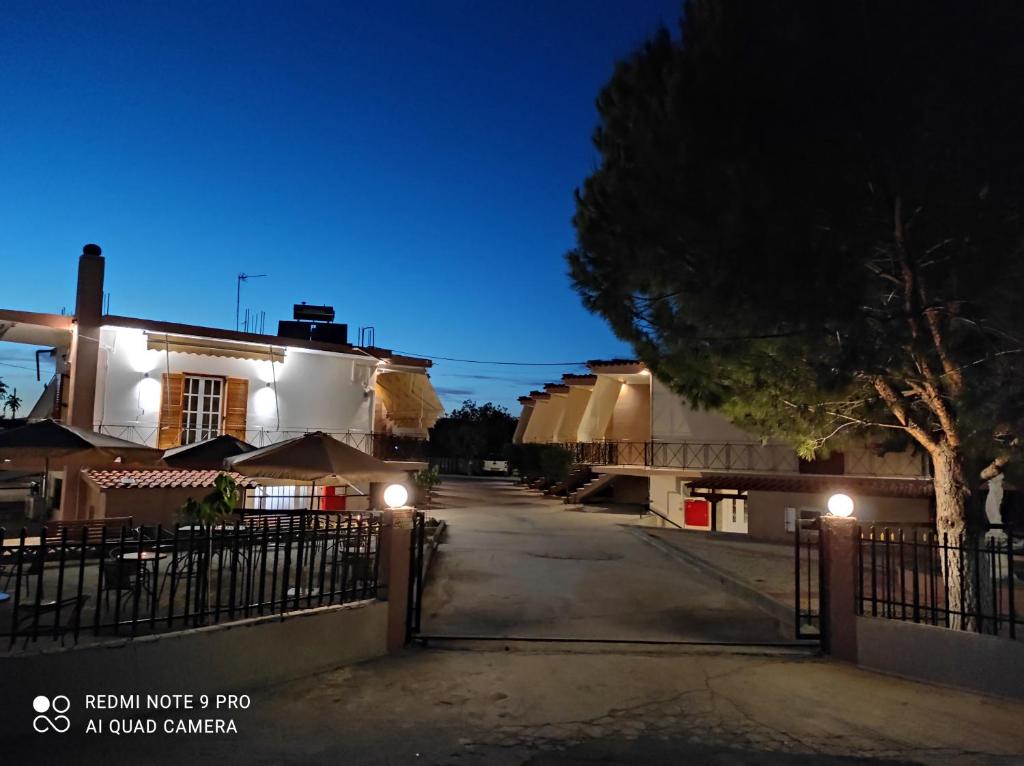 AK VILLAGE ROOMS, Dhrepanon