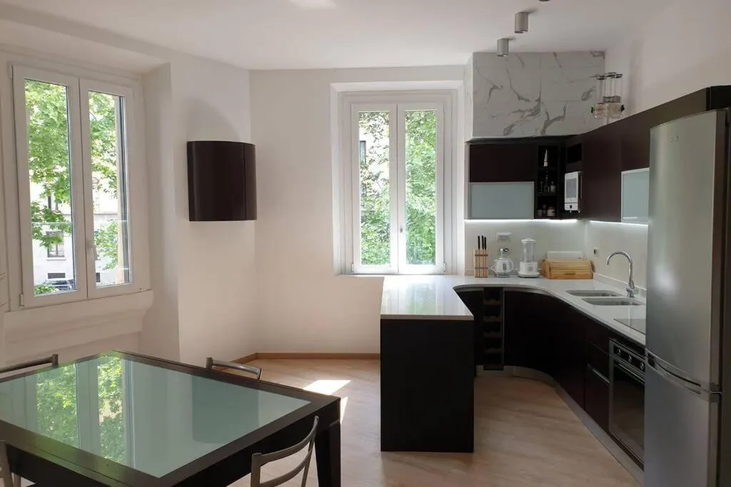Your Lovely home, PORTA VENEZIA-1 queen bed, 3 single beds, 1 sofa bed-，位于米兰的酒店