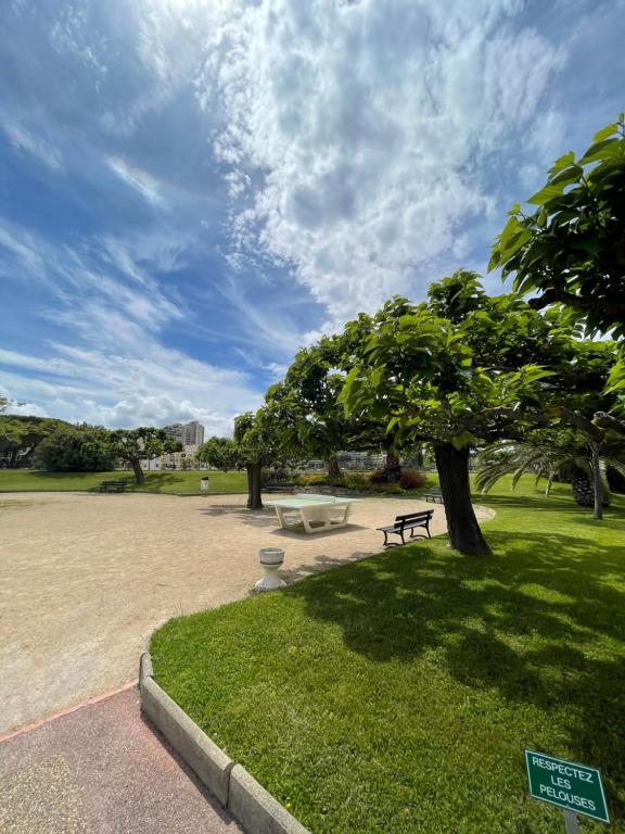 Beau studio dans résidence avec piscine et vue sur la ville - 5min des plages - 5