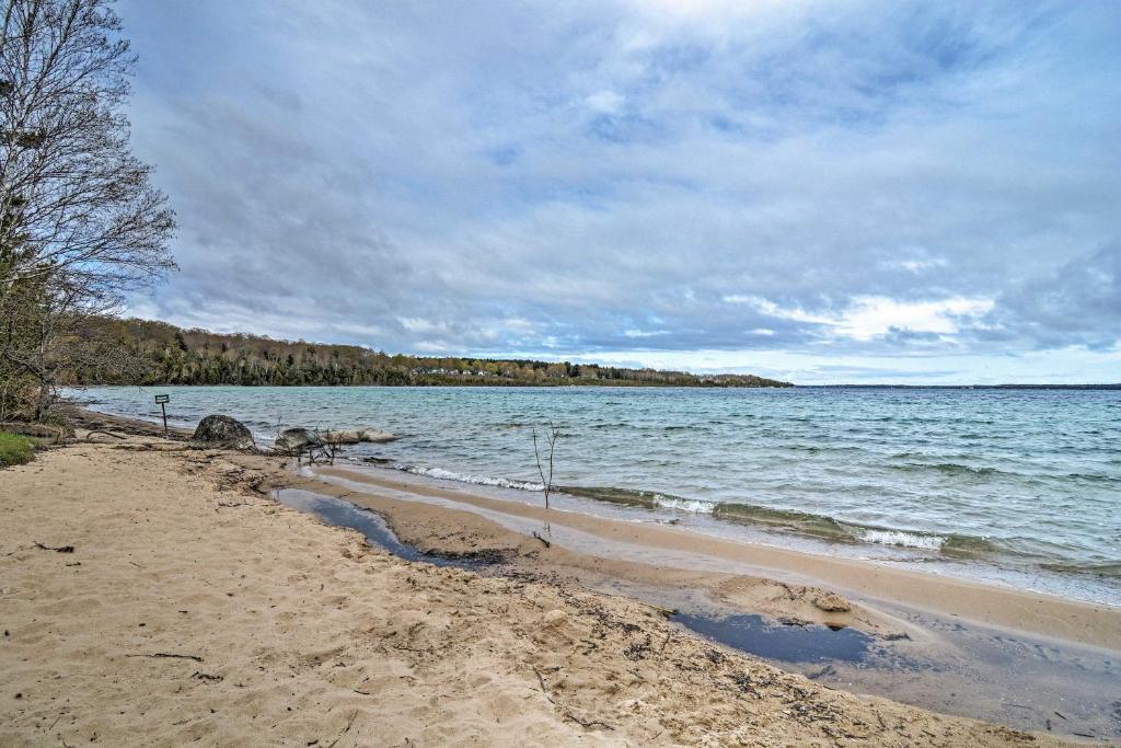 Cabin Nestled by Lake Charlevoix Pets are Welcome photo