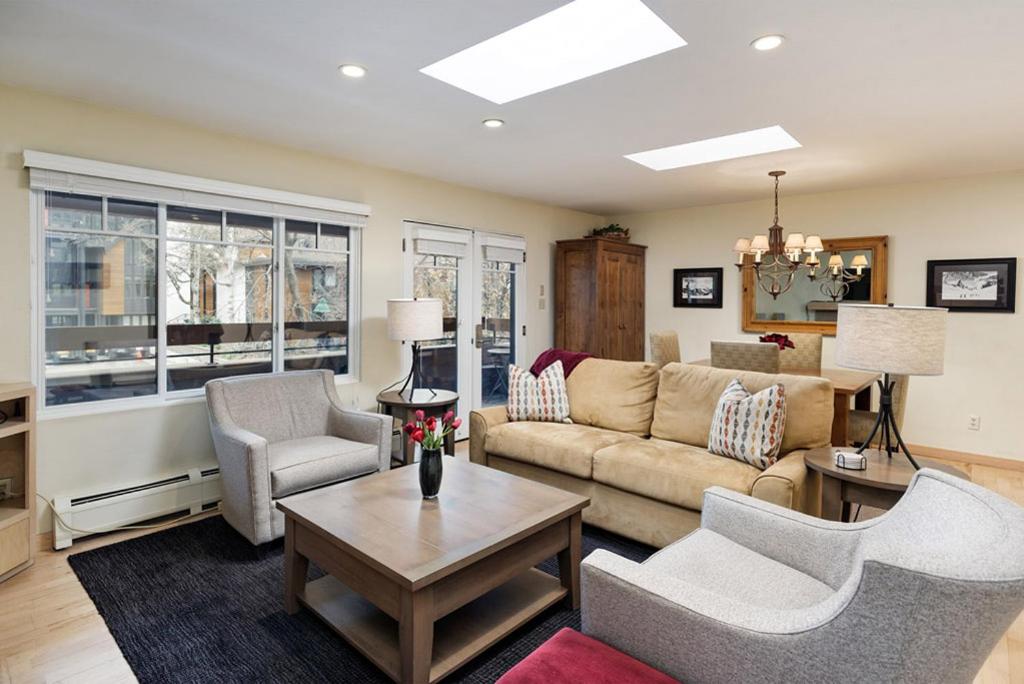 Fasching Haus Unit 303, Sunny Top Floor Condo, 2 Private Decks, 2 Blocks to Downtown Aspen, Aspen