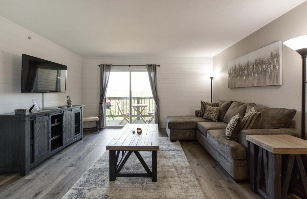 CityScape - Premier Condo -VIEWS - Updated - NO STAIRS - Across from POOL!!