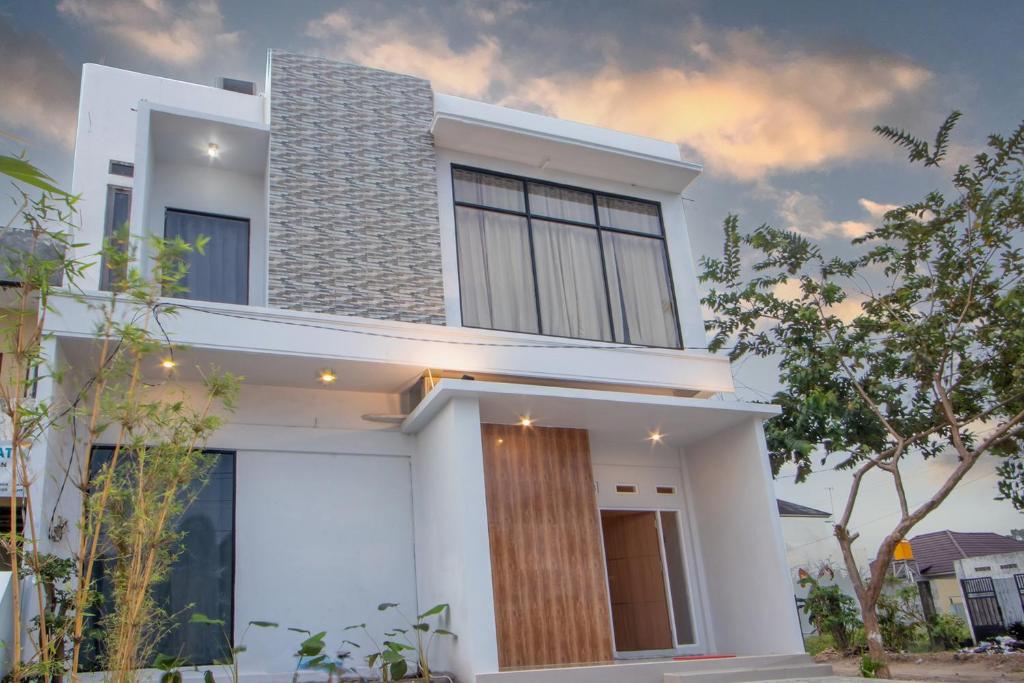 Exterior view, Krisan Guest House Syariah Mitra RedDoorz in Banjarbaru
