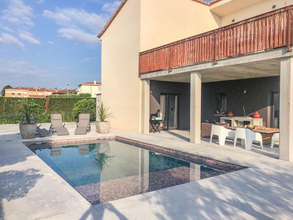 Stellar Holiday Home in Peralada with Private Swimming Pool