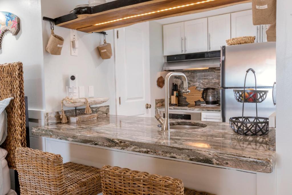 Stunning Ocean Views STEPS from the Beach with Pool! Fabulous 4th Floor Studio!, Edgewater