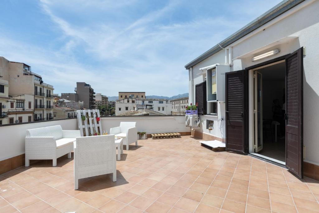 BallarHost - Ballaro Market Terrace Apartment — Hotel in Palermo