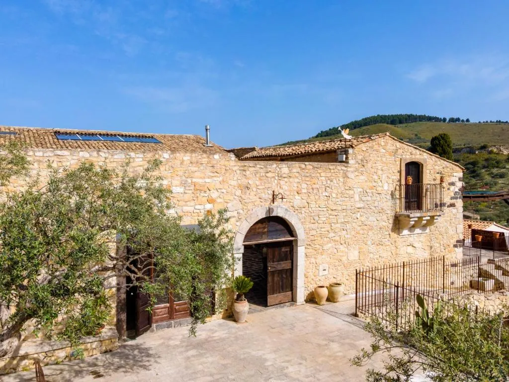 Masseria Fortificata Lo Zafferaneto, hotel in Buccheri