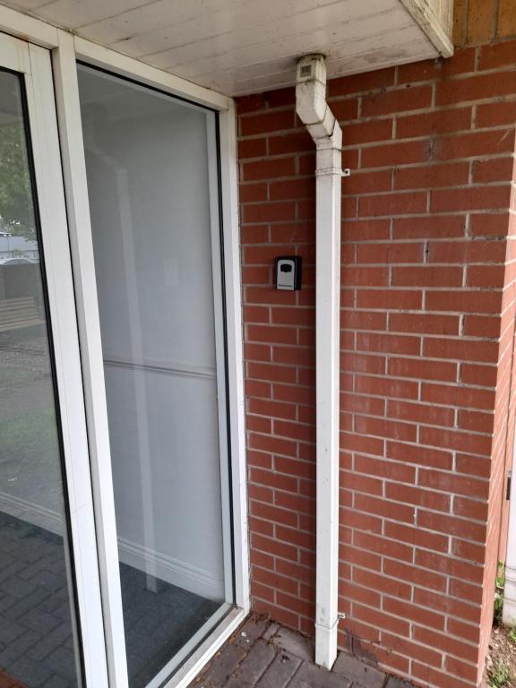 Comfortable 2 Bed Apartment 2nd Floor Contractors Families Close To City Centre Occasional Bed Avail photo