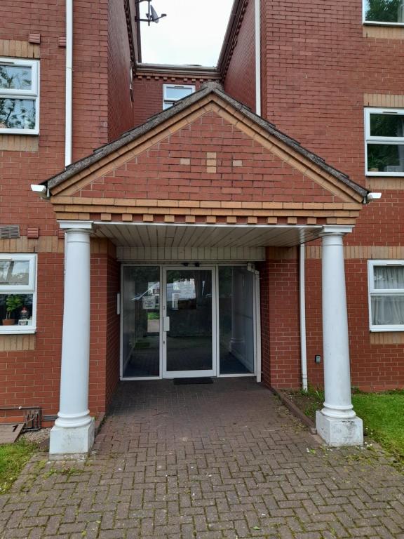 Comfortable 2 Bed Apartment 2nd Floor Contractors Families Close To City Centre Occasional Bed Avail photo