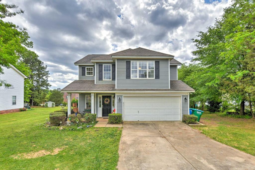 Charlotte Area Retreat Near Shopping and Dining!