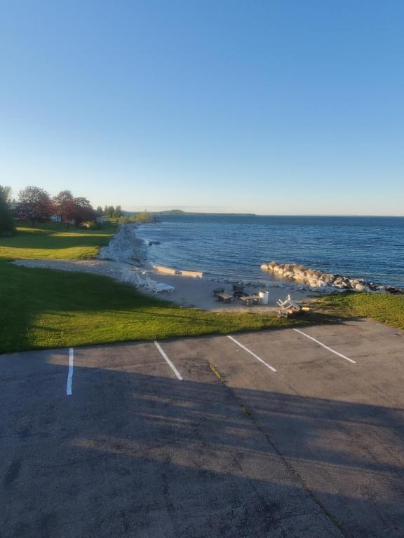 Bayview Lakefront Inn photo