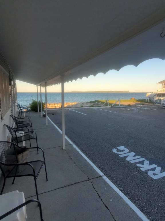 Bayview Lakefront Inn photo