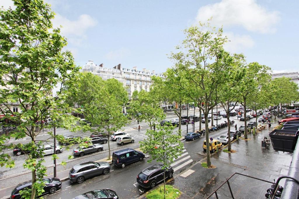 Suite junior avec balcon et vue sur Arc de Triomphe photo