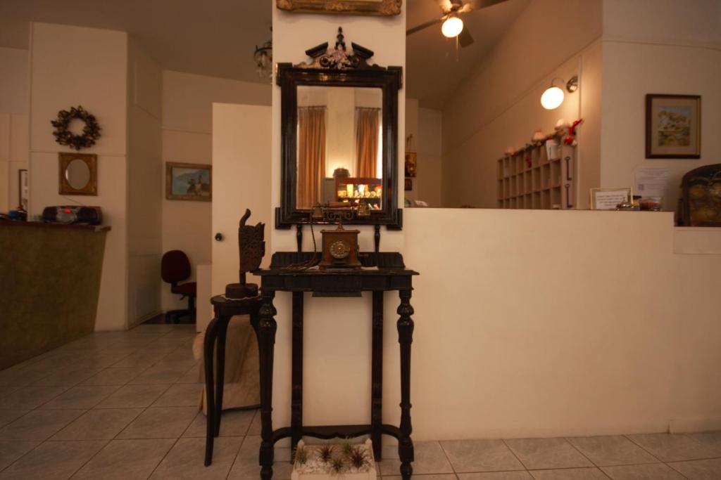 Adams Hotel photo