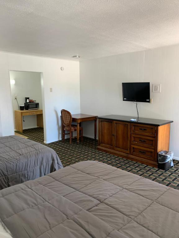 Raton’s Peak Inn photo