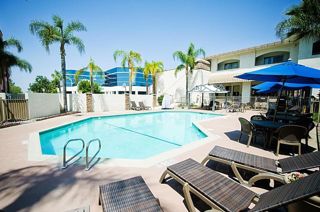 Hotel d Lins Ontario Airport photo