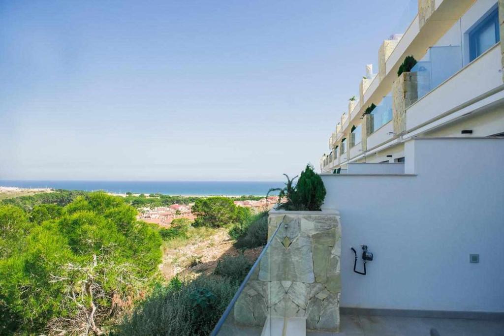 Light and Modern Sea View Apartment - 3