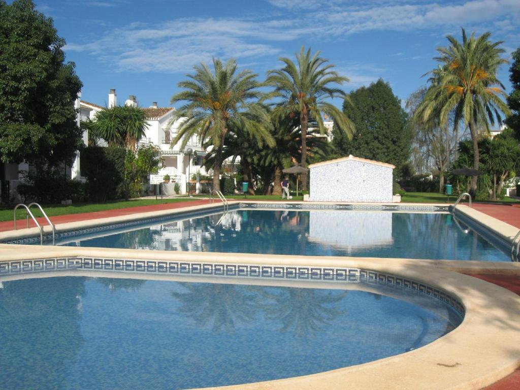 Chalet adosado en urbanización con precioso jardín - 3