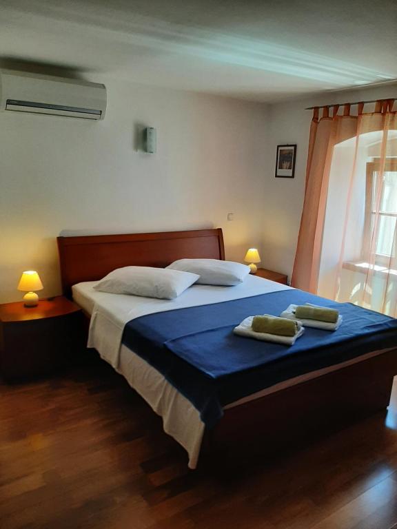 Old Town Cres Apartments — Hotel in Cres