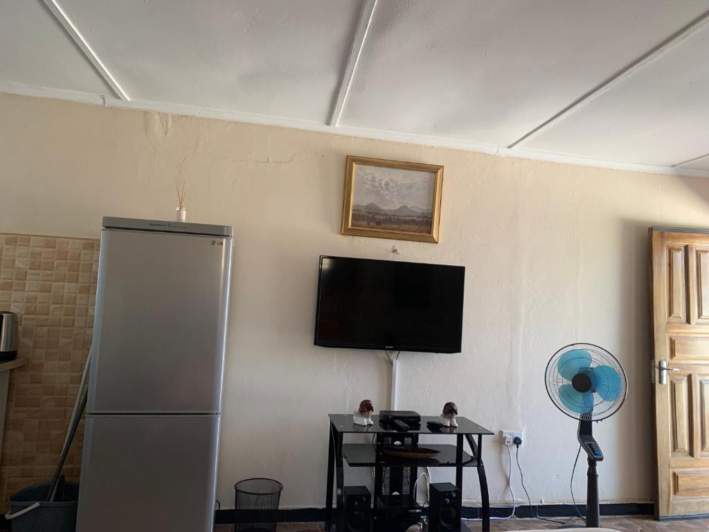 Furnished self-catering bedsitter photo