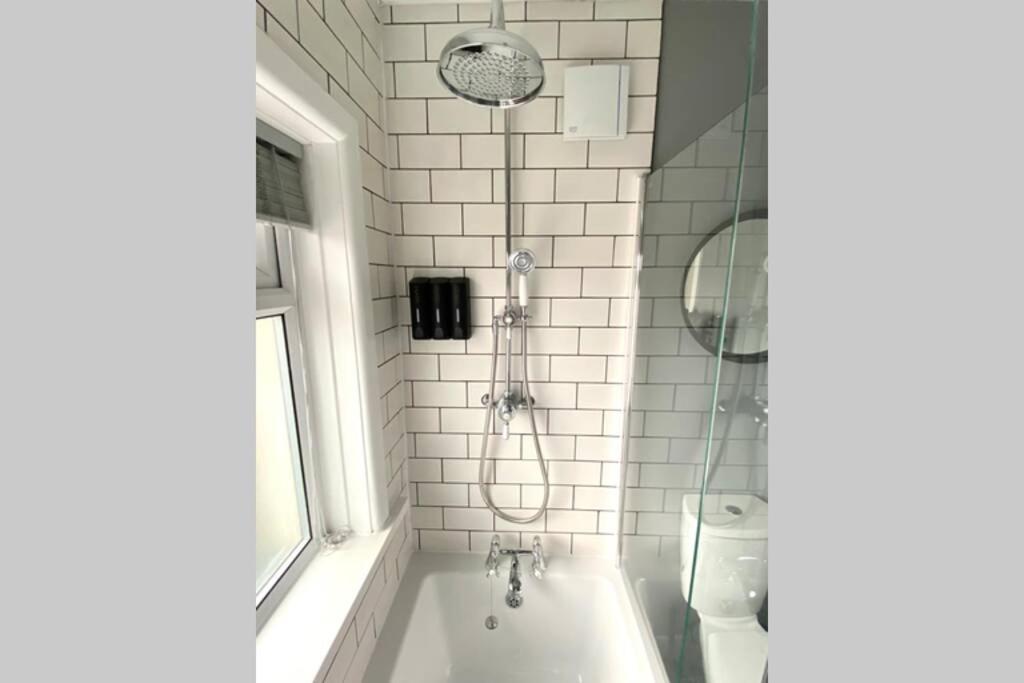 Spacious 2 Bed APT sleeps 4 near Bournemouth Beach photo