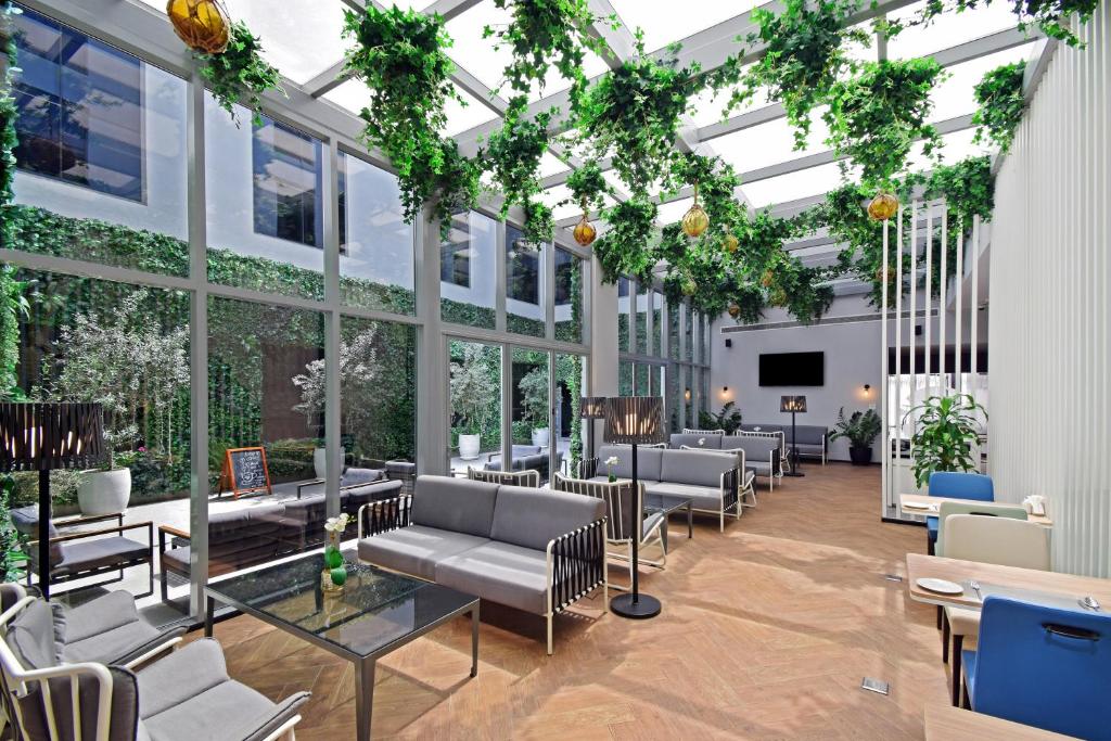 Restaurant, Lemon Tree Hotel Jumeirah Dubai in Dubai