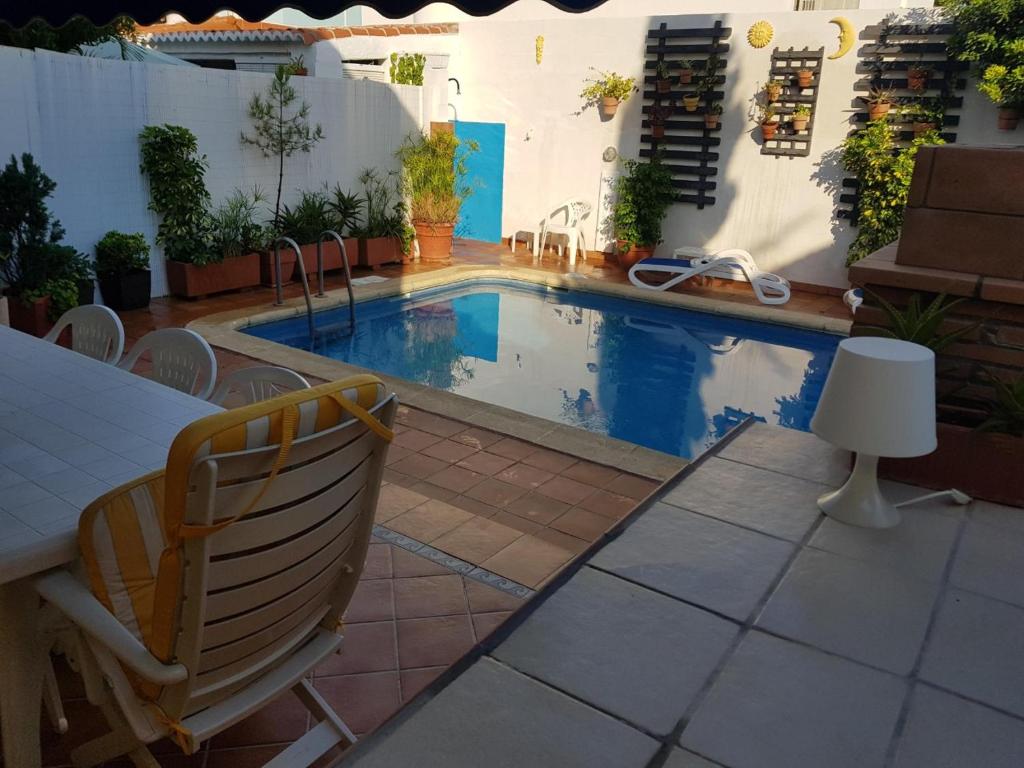 GRAN ADOSADO EN ZONA TRANQUILA CON PISCINA PRIVADA solo familias photo