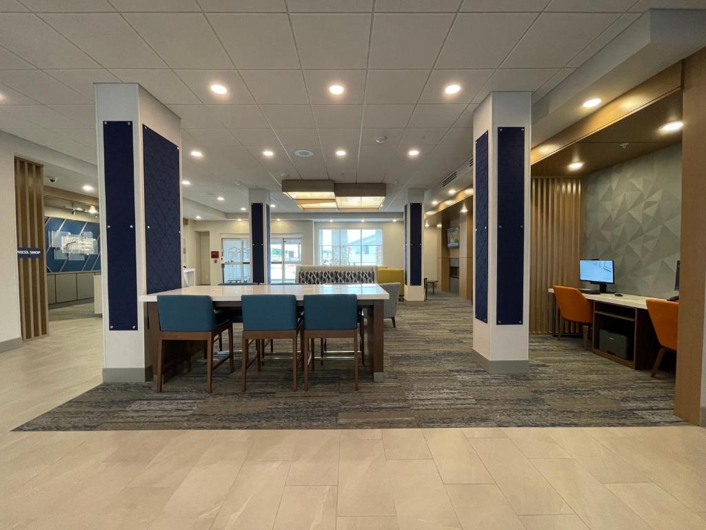 Holiday Inn Express and Suites Ft. Smith Airport photo
