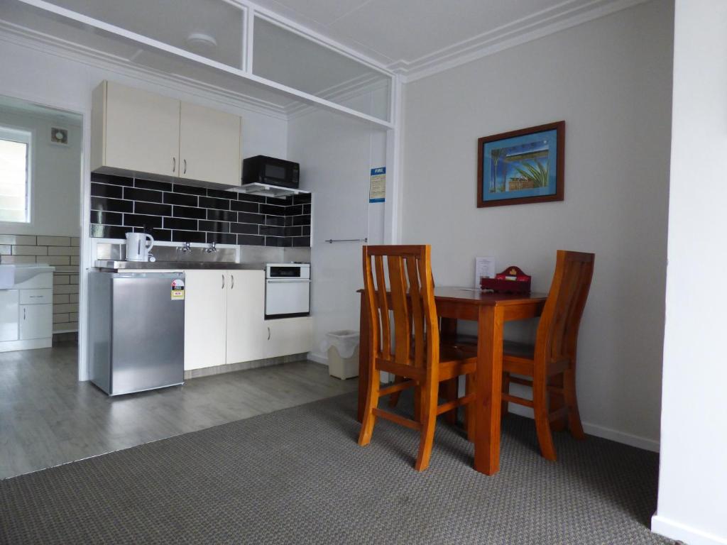 Kitchen, Sahara Guesthouse & Motels in Dunedin